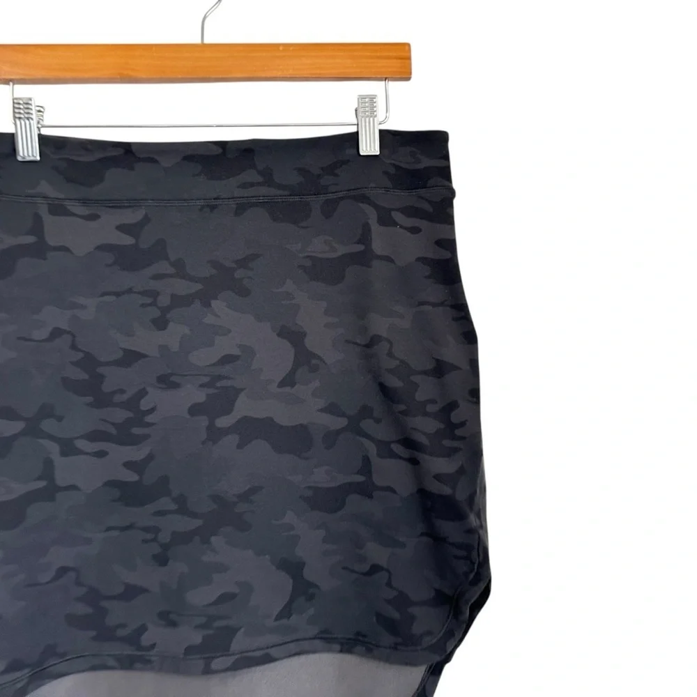 Lululemon Womens Camouflague City Skirt Sz 8? Savasana Camo Black High Low Hem
